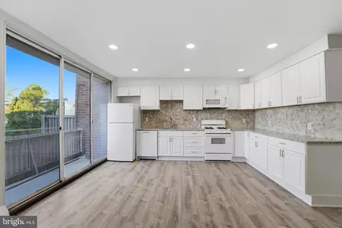 100 E Glenolden Ave #R-10, Glenolden, PA 19036