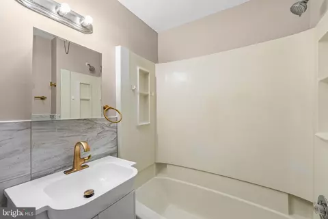 Bath - 438 Glendale Rd, Darby, PA 19082 photo 2 of 2