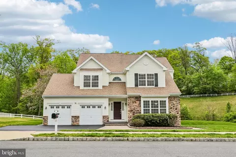 33 Venuti Dr, Aston, PA 19014