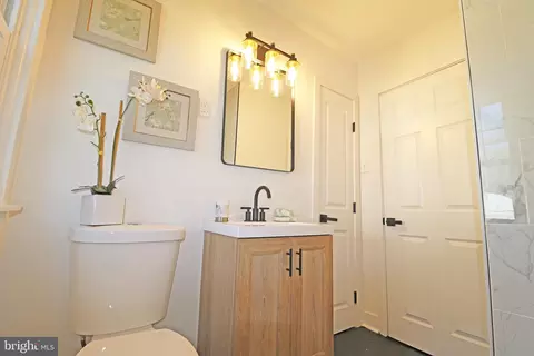 Bath - 117 Walnut Rd, Wallingford, PA 19086 photo 1 of 2