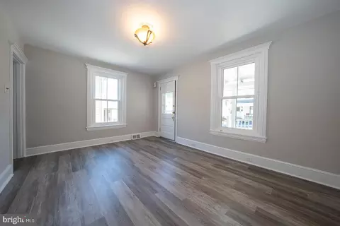 Living - 104 Owens Ln, Wayne, PA 19087 photo 3 of 6