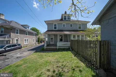 Exterior - 104 Owens Ln, Wayne, PA 19087 photo 3 of 5