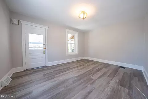 Living - 104 Owens Ln, Wayne, PA 19087 photo 2 of 6