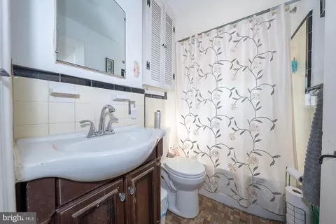 Bath - 103 Margate Rd, Darby, PA 19082 photo 1 of 1