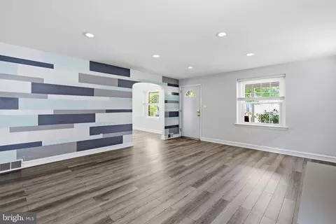 Living - 525 Broadview Rd, Darby, PA 19082 photo 1 of 5
