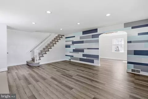 Living - 525 Broadview Rd, Darby, PA 19082 photo 2 of 5