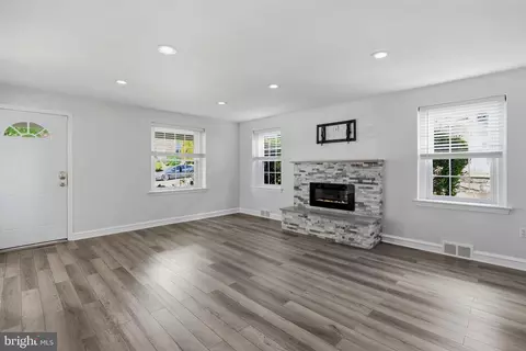 Living - 525 Broadview Rd, Darby, PA 19082 photo 4 of 5