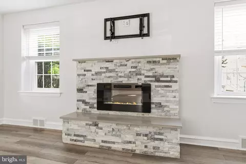 Living - 525 Broadview Rd, Darby, PA 19082 photo 5 of 5