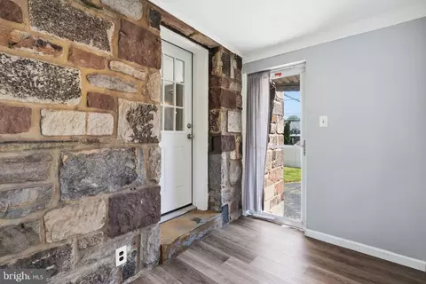 Entry Way - 525 Broadview Rd, Darby, PA 19082 photo 5 of 7