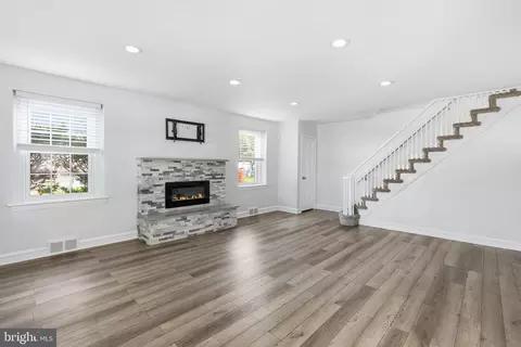 Living - 525 Broadview Rd, Darby, PA 19082 photo 3 of 5