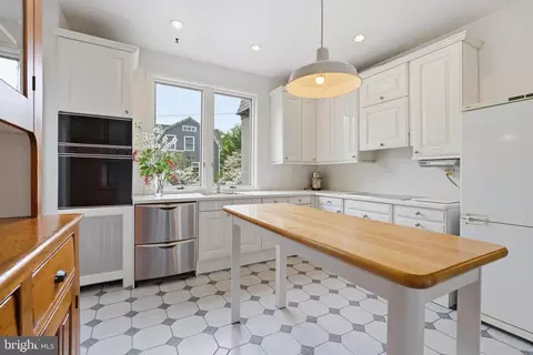 Kitchen - 404 Oak Ln, Wayne, PA 19087 photo 1 of 4