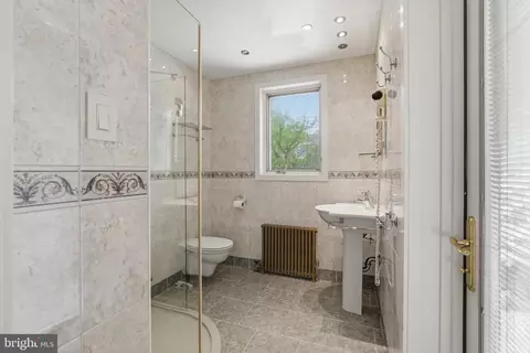 Bath - 404 Oak Ln, Wayne, PA 19087 photo 1 of 4