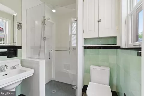 Bath - 404 Oak Ln, Wayne, PA 19087 photo 2 of 4