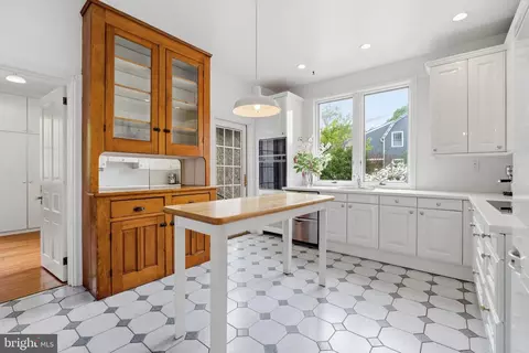 Kitchen - 404 Oak Ln, Wayne, PA 19087 photo 3 of 4