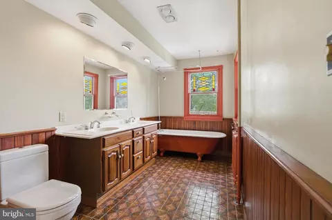 Bath - 404 Oak Ln, Wayne, PA 19087 photo 3 of 4