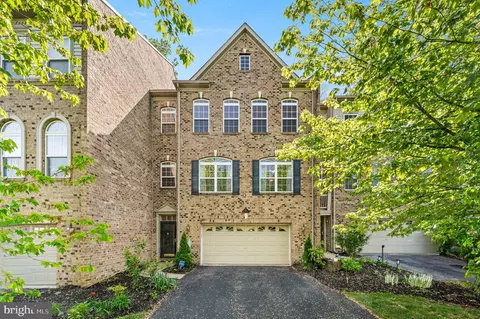 3158 Woods Edge Dr, Garnet Valley, PA 19060