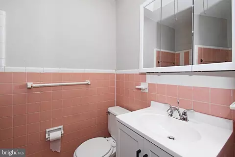 Bath - 356 Beverly Blvd, Darby, PA 19082 photo 2 of 2