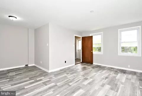 Living - 356 Beverly Blvd, Darby, PA 19082 photo 3 of 6