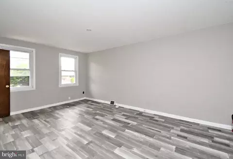 Living - 356 Beverly Blvd, Darby, PA 19082 photo 4 of 6