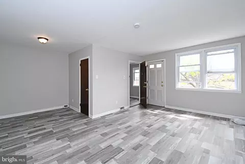Living - 356 Beverly Blvd, Darby, PA 19082 photo 6 of 6