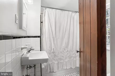 Bath - 217 E Thomson Ave, Springfield, PA 19064 photo 3 of 5