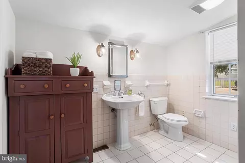 Bath - 217 E Thomson Ave, Springfield, PA 19064 photo 1 of 5