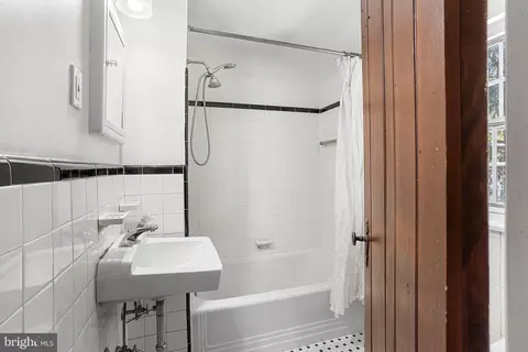 Bath - 217 E Thomson Ave, Springfield, PA 19064 photo 4 of 5