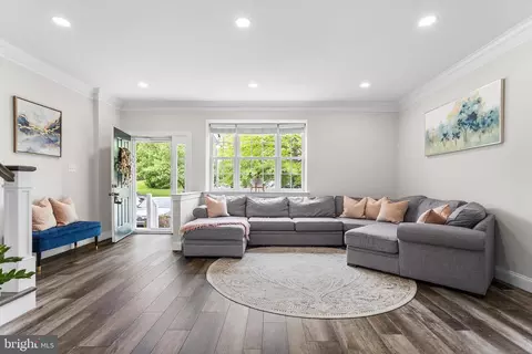 12 Hoag Ln, Aston, PA 19014
