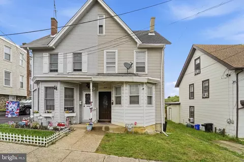 909 Pine St, Darby, PA 19023