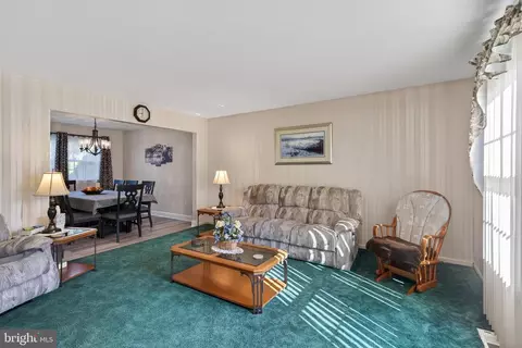 Living - 2202 Briarcliff Ave, Boothwyn, PA 19061 photo 3 of 6