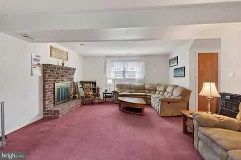 Living - 2202 Briarcliff Ave, Boothwyn, PA 19061 photo 5 of 6