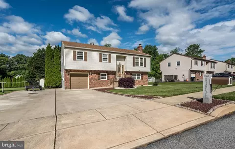 Exterior - 2202 Briarcliff Ave, Boothwyn, PA 19061 photo 2 of 11