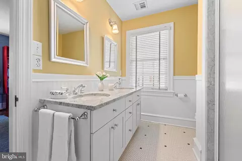 Bath - 230 S Wayne Ave, Wayne, PA 19087 photo 5 of 9