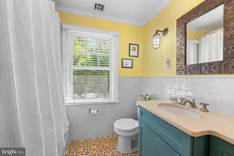 Bath - 230 S Wayne Ave, Wayne, PA 19087 photo 7 of 9