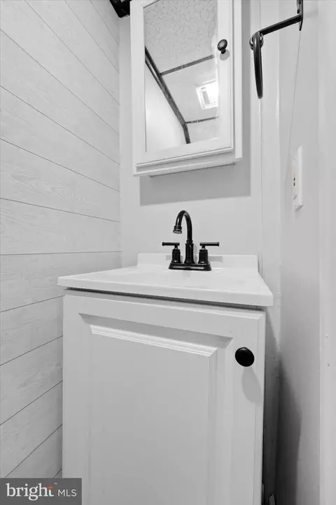 Bath - 110 Academy Ln, Upper Darby, PA 19082 photo 2 of 2