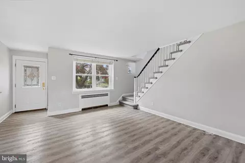 Living - 110 Academy Ln, Upper Darby, PA 19082 photo 2 of 4