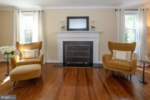 Living - 734 Woodcrest Rd, Wayne, PA 19087 photo 2 of 4