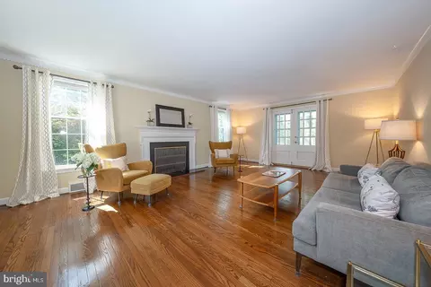 Living - 734 Woodcrest Rd, Wayne, PA 19087 photo 1 of 4