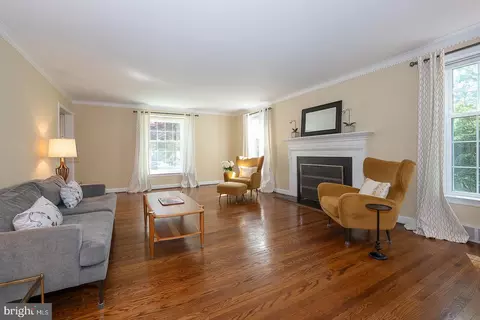 Living - 734 Woodcrest Rd, Wayne, PA 19087 photo 3 of 4