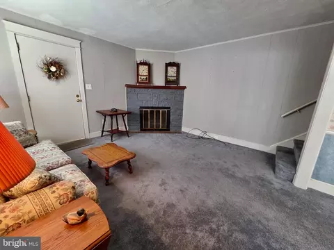 Living - 41 Wayne Ave, Springfield, PA 19064 photo 2 of 3