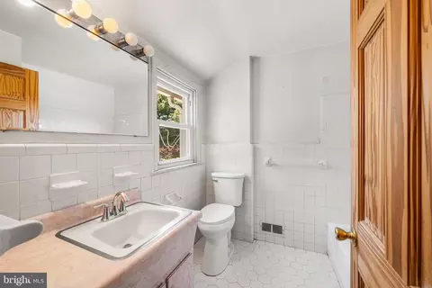 Bath - 649 Andrew Rd, Springfield, PA 19064 photo 2 of 4