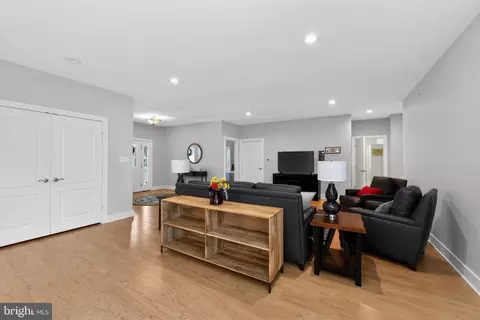 Entry Way - 10 E Brookhaven Rd, Wallingford, PA 19086 photo 2 of 4