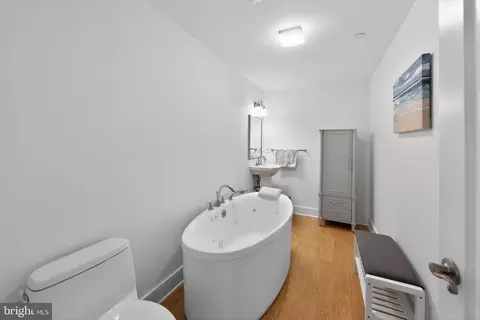 Bath - 10 E Brookhaven Rd, Wallingford, PA 19086 photo 3 of 3