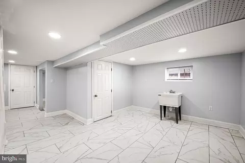 Entry Way - 238 Heather Rd, Upper Darby, PA 19082 photo 3 of 4