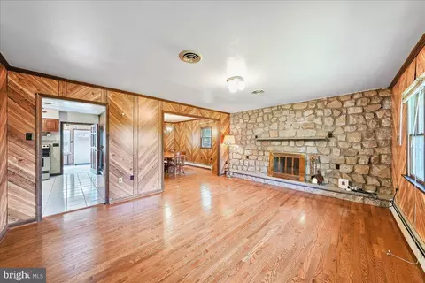 Living - 1359 Peach St, Boothwyn, PA 19061 photo 3 of 7