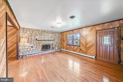 Living - 1359 Peach St, Boothwyn, PA 19061 photo 2 of 7