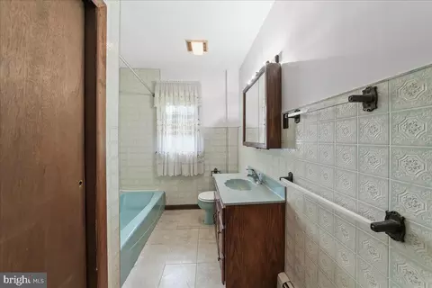 Entry Way - 1359 Peach St, Boothwyn, PA 19061 photo 5 of 6