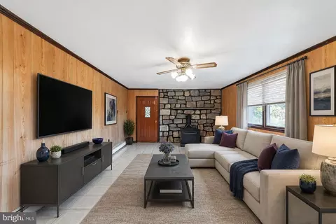 Living - 1359 Peach St, Boothwyn, PA 19061 photo 5 of 7