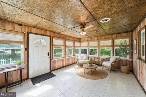 Entry Way - 1359 Peach St, Boothwyn, PA 19061 photo 4 of 6