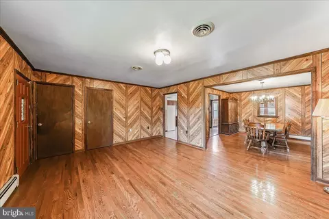 Living - 1359 Peach St, Boothwyn, PA 19061 photo 4 of 7